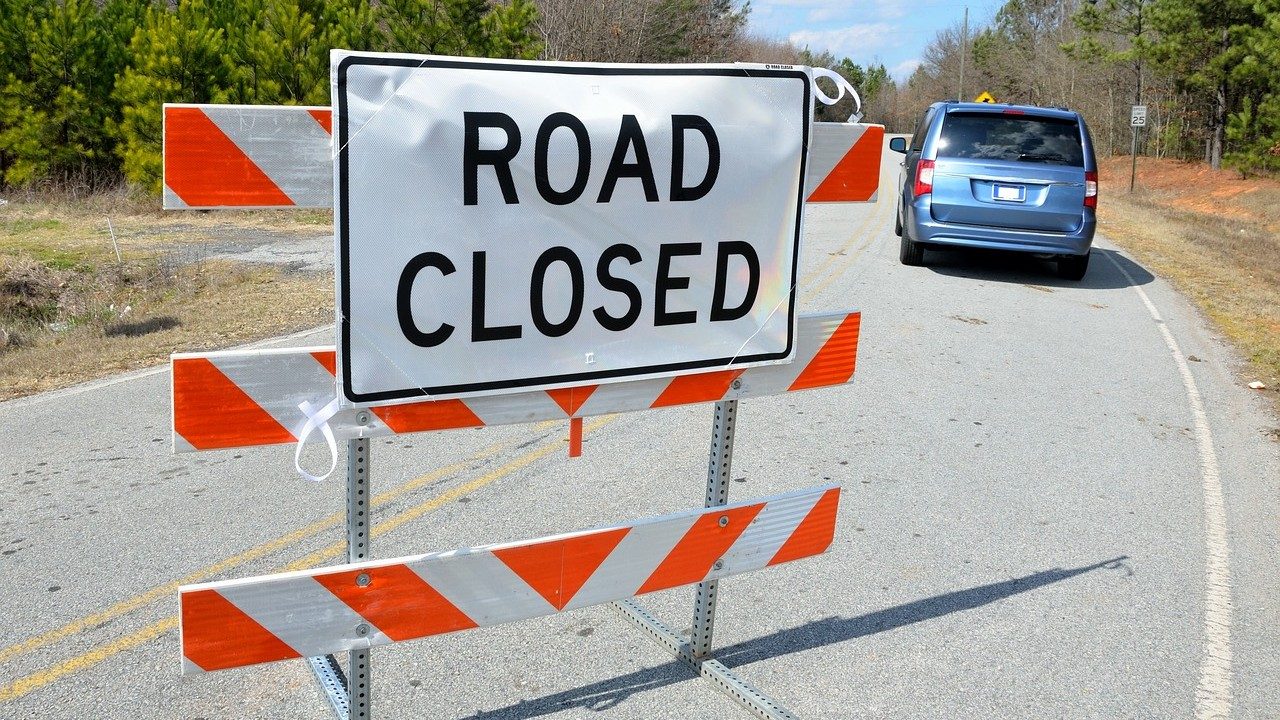 road-closed-sign-cropped-2079685_1280